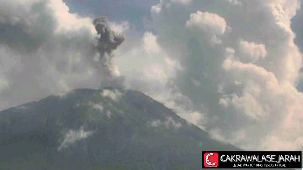 Gunung Ile Lewotolok Menggeliat! 173 Letusan Sehari, Waspada!
