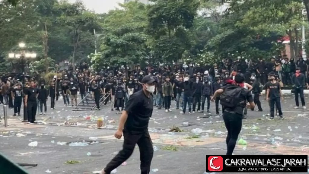 Demo May Day Ricuh di Semarang Penyandera Polisi Dikejar