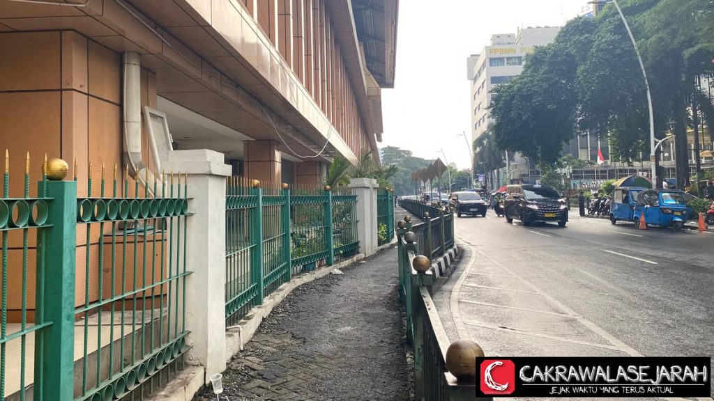 Aksi Lompat Pagar Penumpang KRL di Stasiun Cikini Jadi Viral!