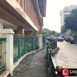 Aksi Lompat Pagar Penumpang KRL di Stasiun Cikini Jadi Viral!