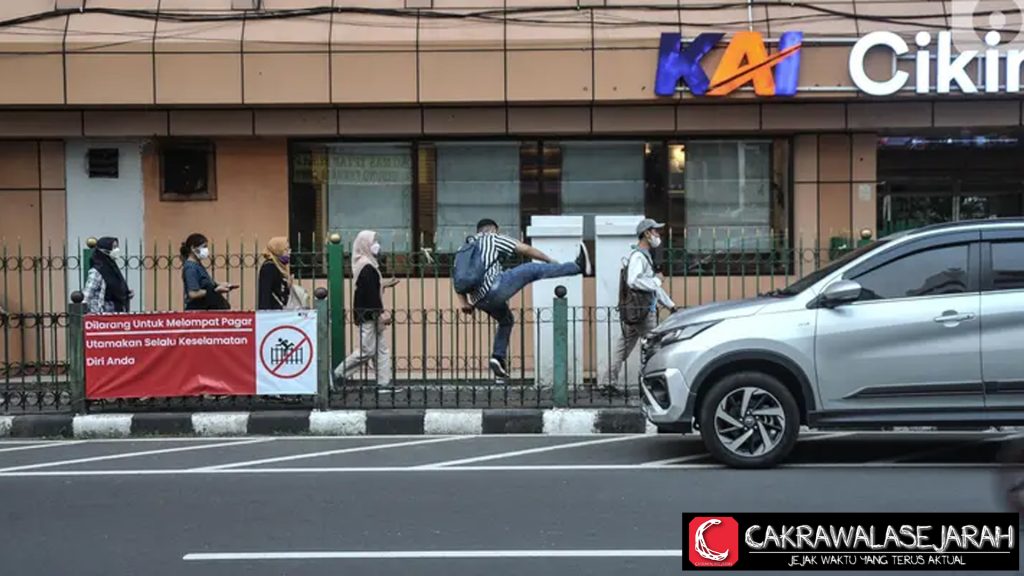 Aksi Lompat Pagar Penumpang KRL di Stasiun Cikini Jadi Viral!
