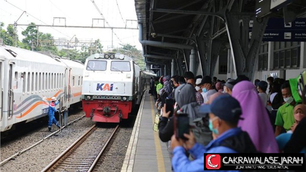 Demo DPR Bonus 19 Kereta Gambir Dialihkan ke Jatinegara