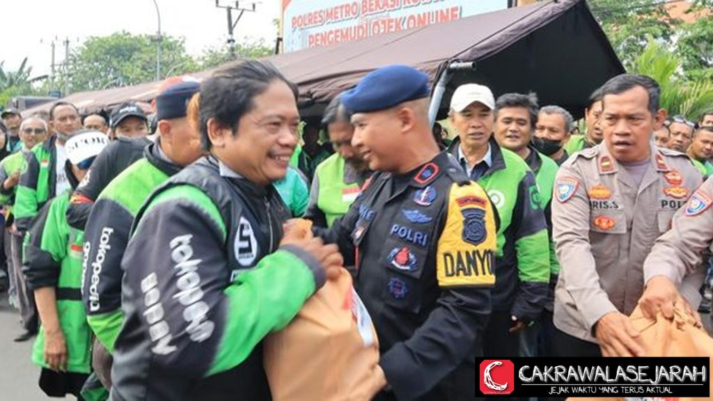 Polres Bekasi Exclusive Beri 150 Paket Sembako ke Ojol