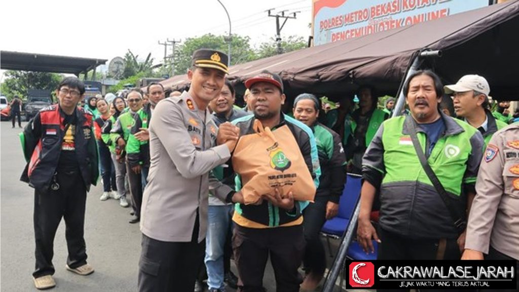 Polres Bekasi Exclusive Beri 150 Paket Sembako ke Ojol