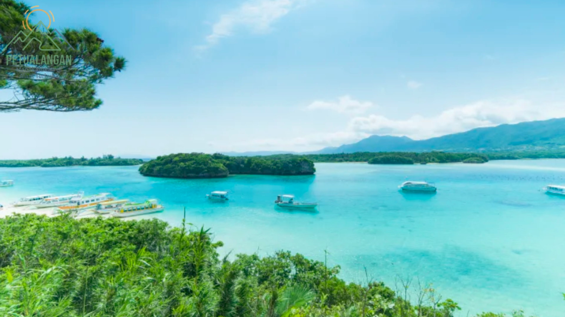 Teluk Kabira di Pulau Ishigaki dengan laut biru dan pulau kecil